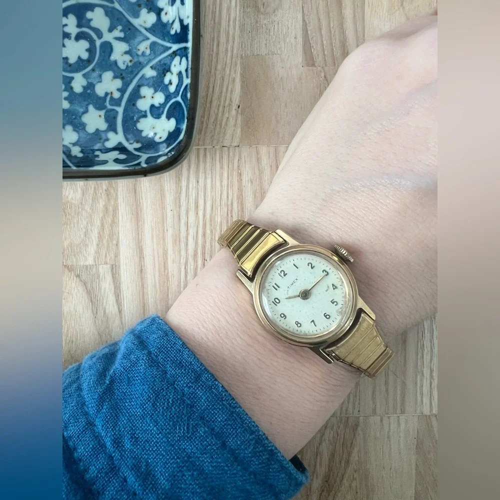 Vintage Timex ladies round gold tone mechanical winding watch